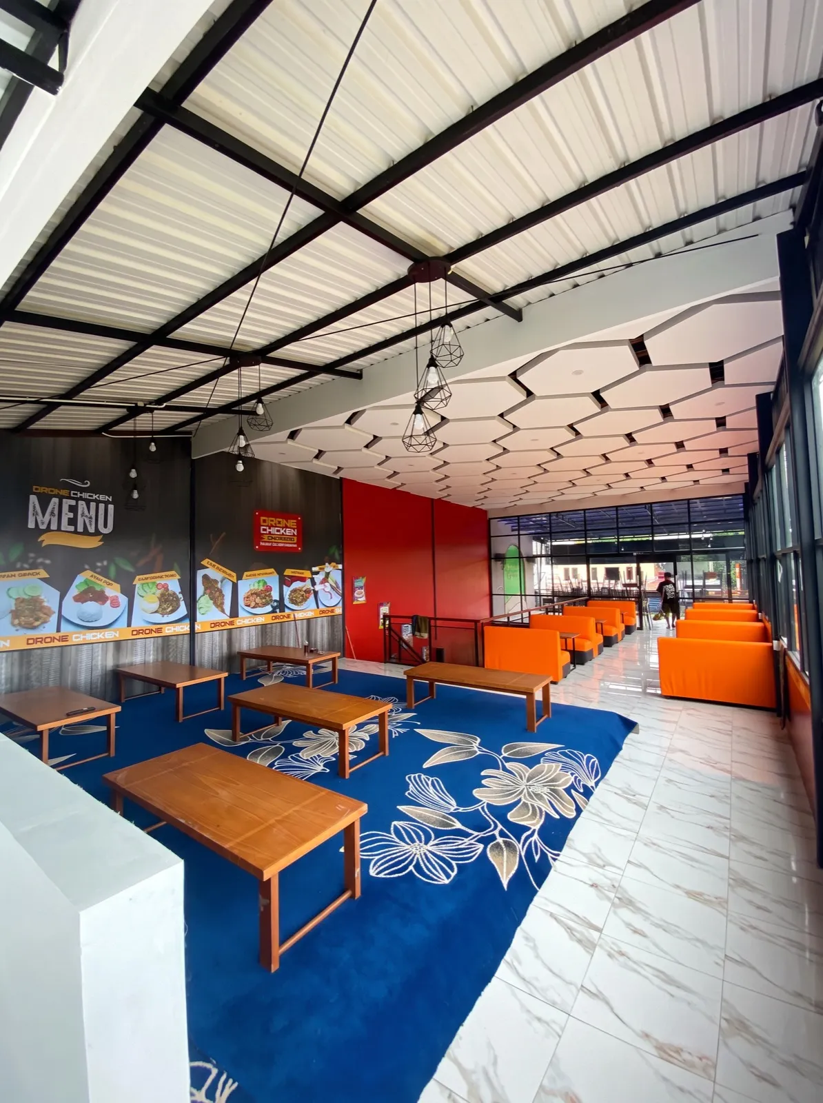 Area makan outlet Drone Chicken Express