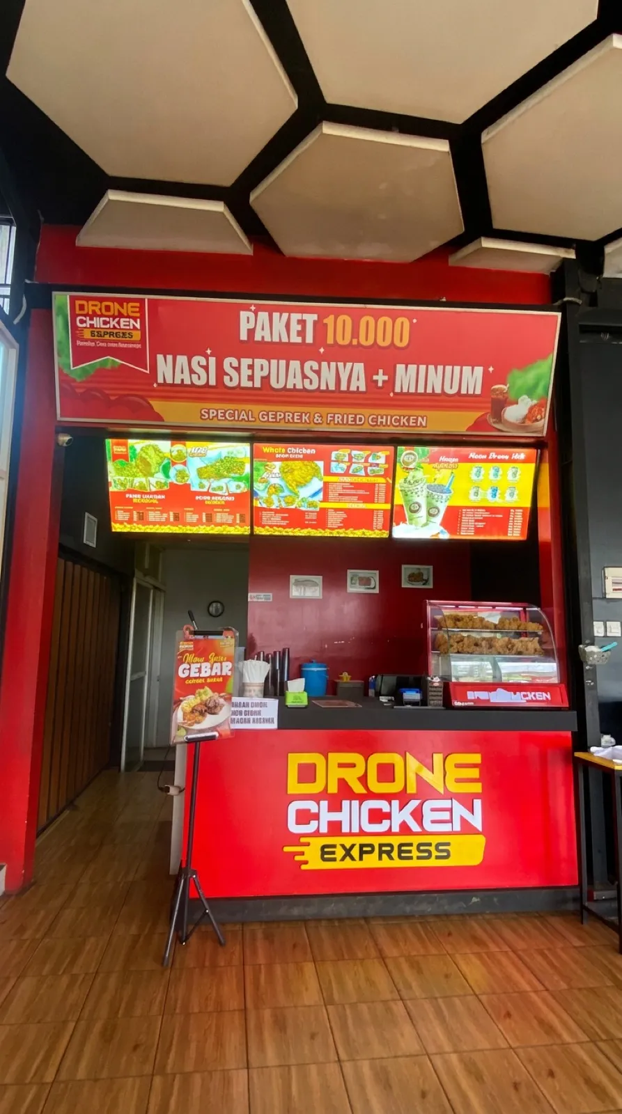 Counter dan menu board outlet Drone Chicken Express